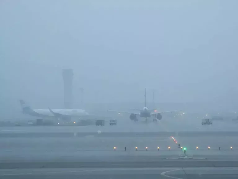 IndiGo Flight Updates 2025: कोहरे (Fog) के कारण फ्लाइट्स रद्द, जानें DGCA के नए नियम और रिफंड का तरीका